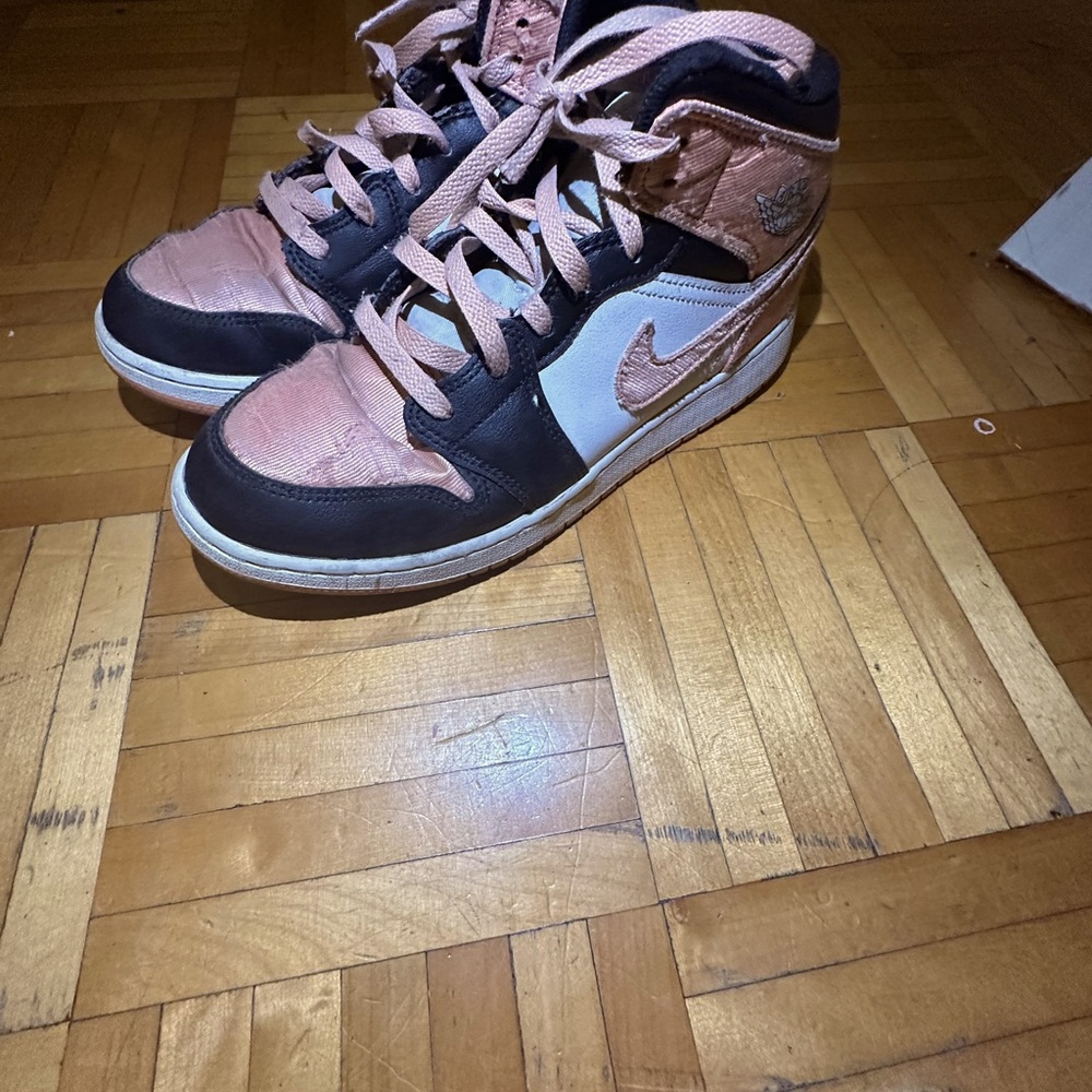 They are pink air, Jordans
￼ Size 6 woman ￼